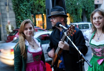 Bühnenauftritt mit Gitarre